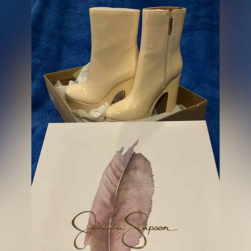 Brand New Women’s Jessica Simpson Madlaina Platform Boots Size 9 Beige